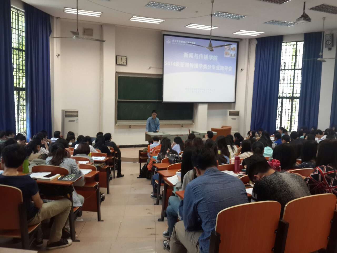 拨开迷雾，指点迷津——成人直播
举行2014级分专业指导会