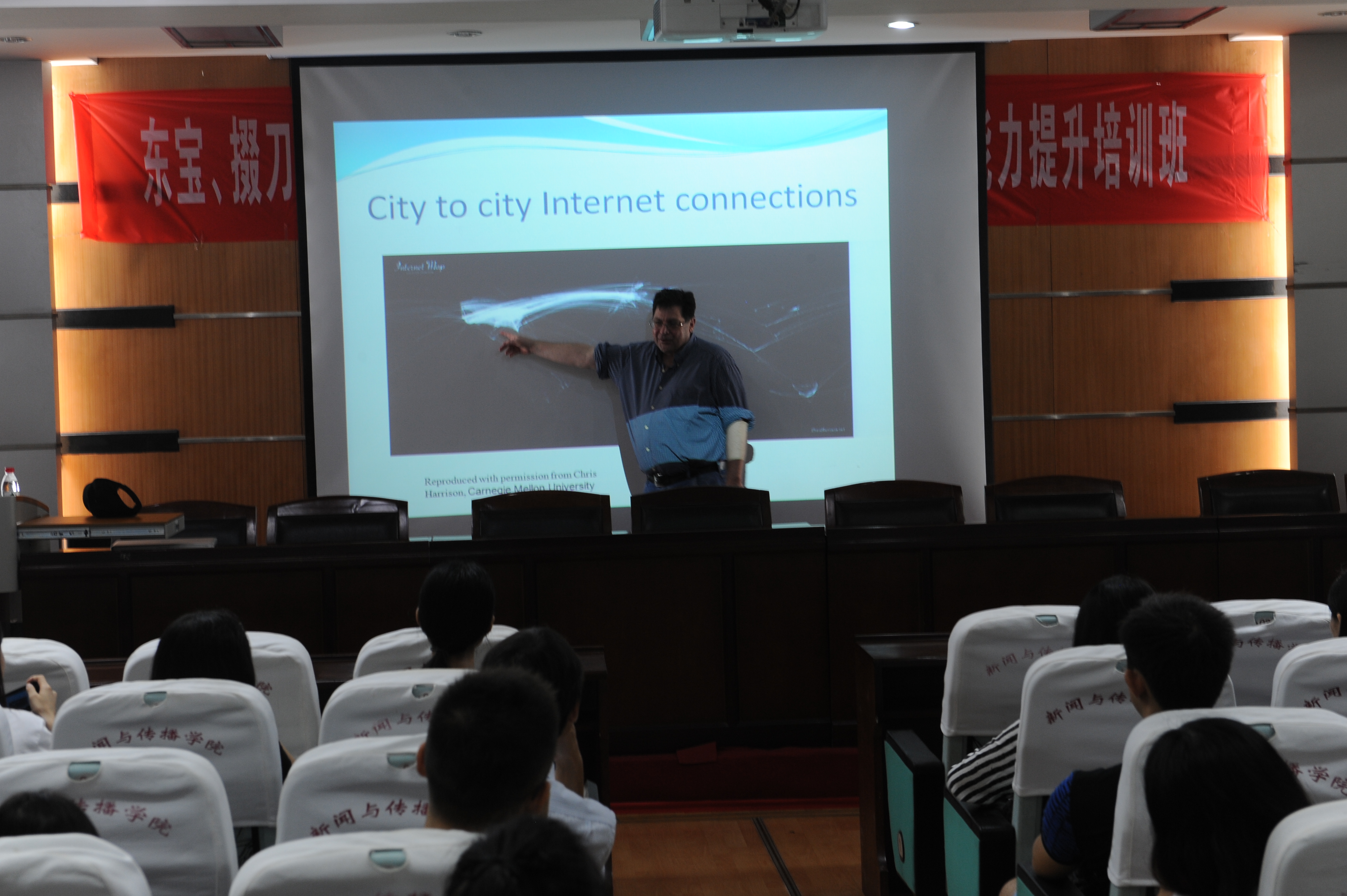 “新汉学计划”特邀教授Mark Balnaves来成人直播
开讲社会化媒体