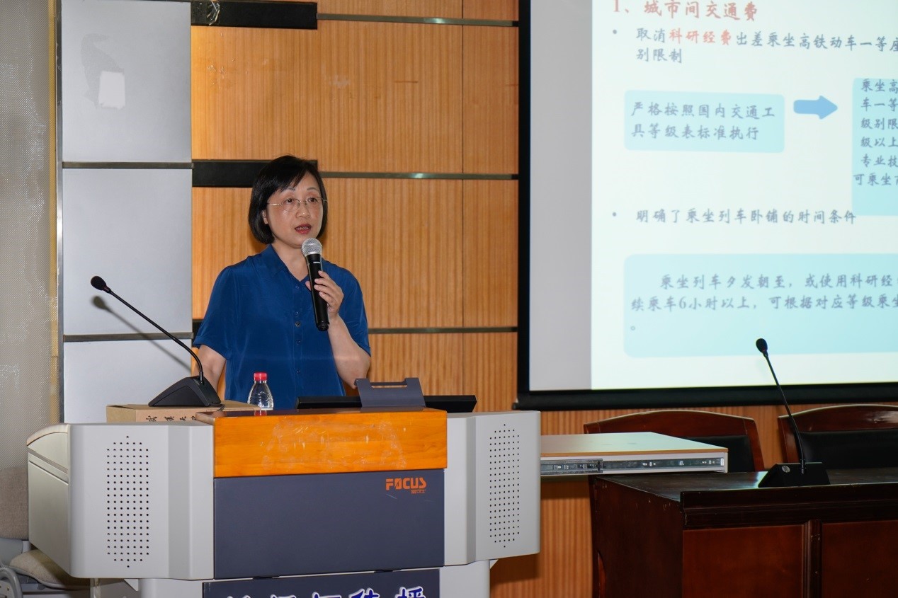 成人直播
举办科研财务政策解读及科研经费使用专题宣讲会