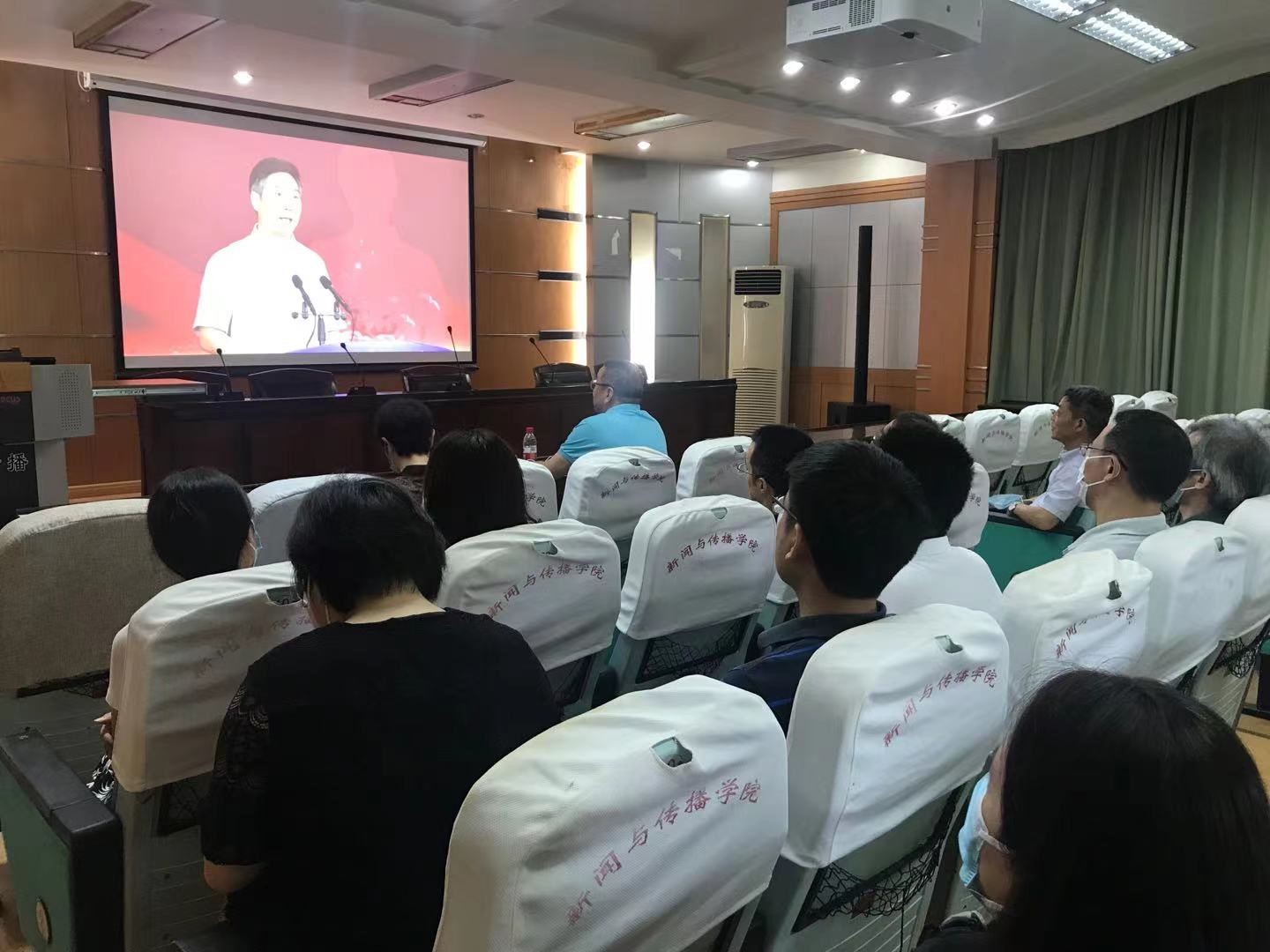 成人直播
组织教职工代表在线观看学校教师节庆祝大会