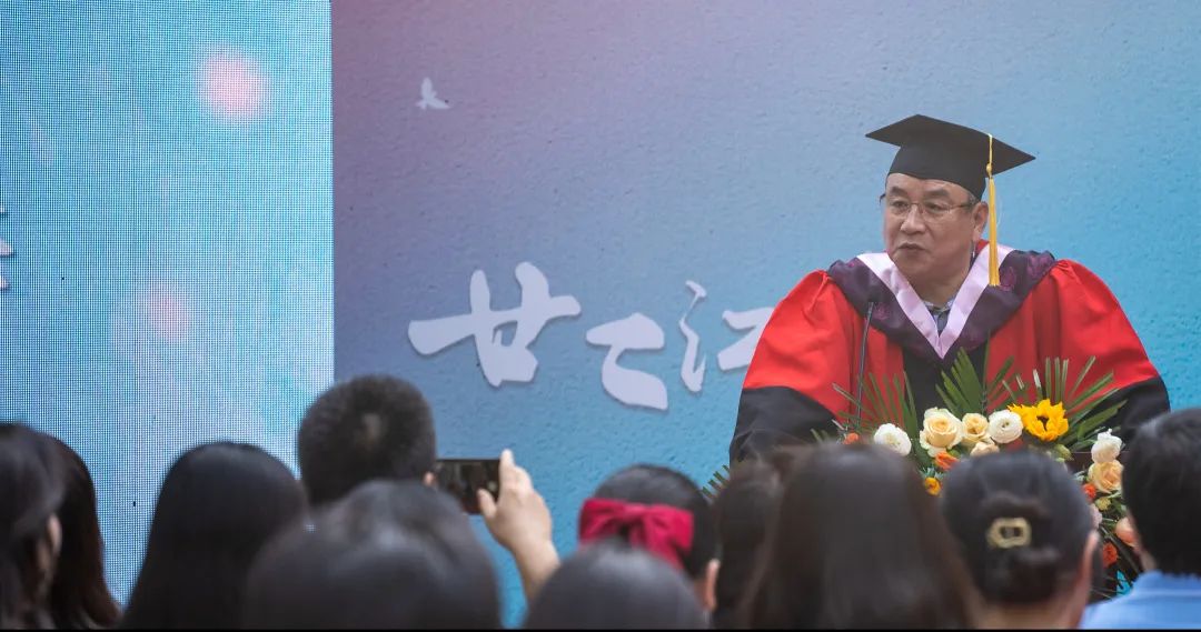青春不散场，永是珞珈人——强月新院长在成人直播
2022届毕业生毕业仪式上的致辞