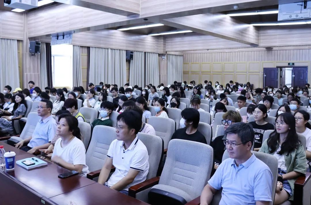 【“教与学的革命”珞珈论坛成人直播
分论坛】丨成人直播召开2021级本科生分专业指导会