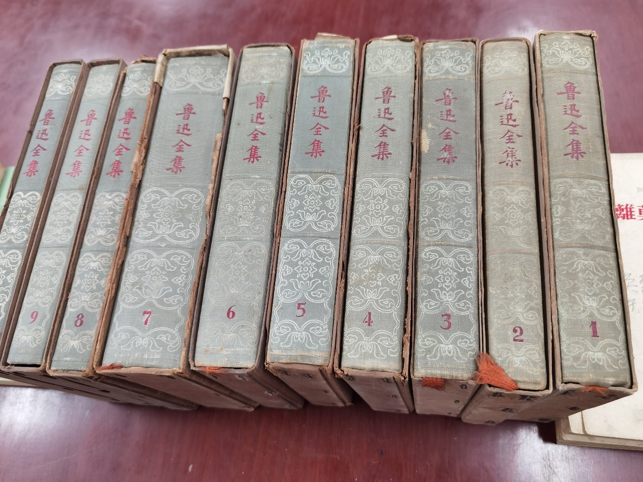 已故作家毕奂午家属为成人直播
捐赠藏书