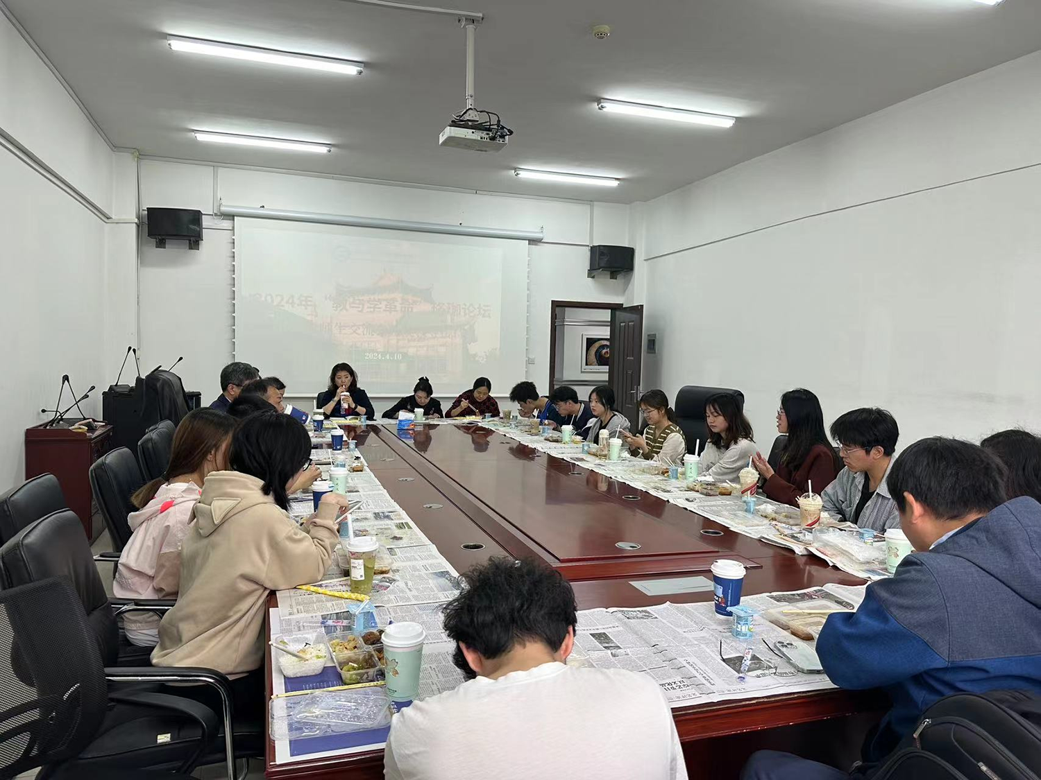 成人直播
召开2022级师生交流会暨院领导接待日