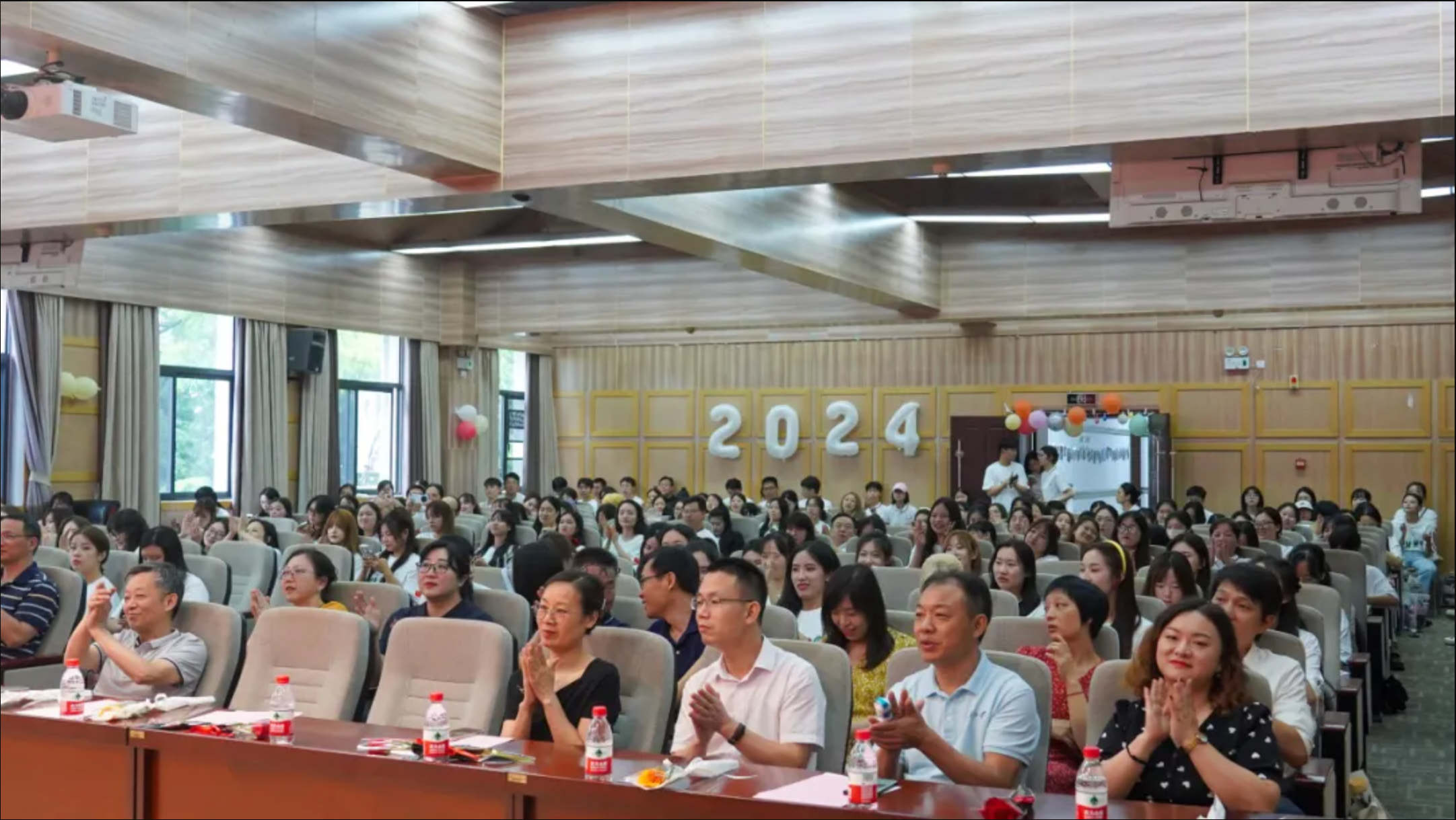 毕业季 | 成人直播
2024届毕业仪式隆重举行