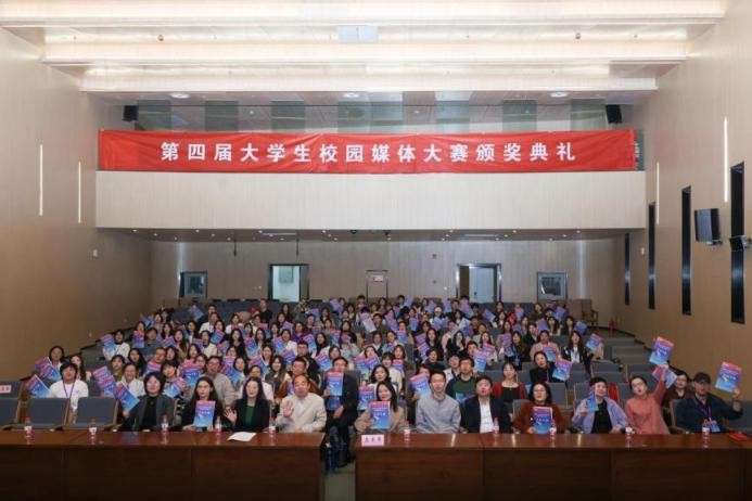 快讯|成人直播
在第四届大学生校园媒体大赛斩获多项殊荣